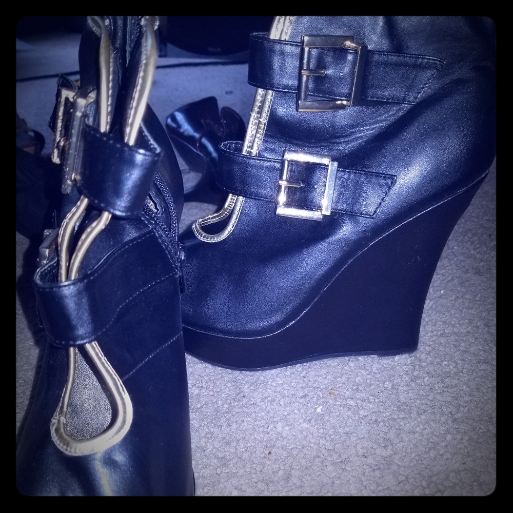 Open toes leather wedges  black and gold sandals
